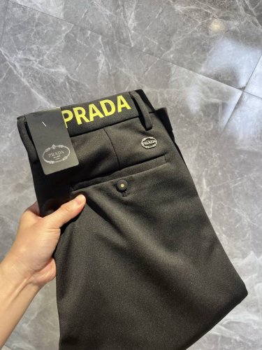prada普拉达 2025Ss新款原单高档爆款休闲裤 西裤 超级定制款 原版五金 标志性Logo 超级重工工艺 三标齐全 版型超赞 细节做工无可挑剔 款式不挑人