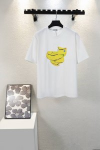 顶级版本 Loewe 罗意威25Ss数码直喷T恤短袖 蛇头图案:以灵动的蛇头为设计灵感，寓意吉祥如意、步步高升，为新年增添好彩头 白墨多色密网点数码印花技术是通