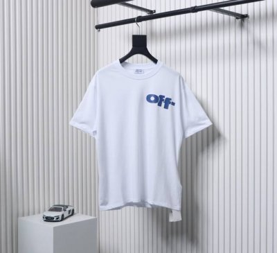 Off Ow White 蓝色字母圆领短袖 所有面料以及螺纹均为订织定染，所有面料颜色均经过色卡比对定染面料，复古印花水洗做旧短袖，无性别宽松廓形剪裁，采用28
