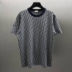 Cd 提花字母针织衫 Size : S-Xl 这款针织 衫饰以经典的 Oblique 印花。采用灰色、蓝色和黑色棉质提花面料精心制作，直筒剪裁，罗纹细节更加精致