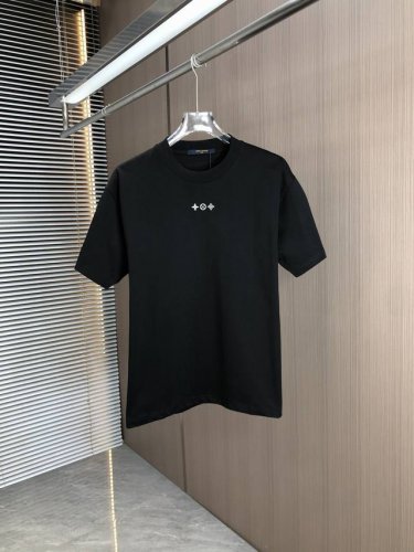 Lv 路易威登 2025春夏新款 圆领短袖 前面挨后面锁链绣花 采用高克重320克双纱精梳棉面料 微宽松版型 面料手感柔软厚实 男女同款 颜色：黑 白 灰 码数