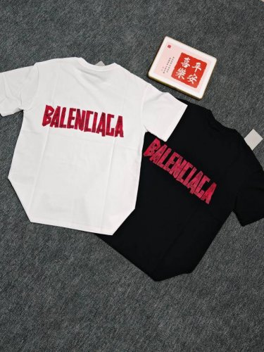 balenciaga 巴黎世家 25Ss夏新款短袖T恤 男女同款 双面液氨面料升级 采用日本液氨丝光工艺双面处理 液氨技术能使棉纤维膨胀后收缩 比普通丝光面料