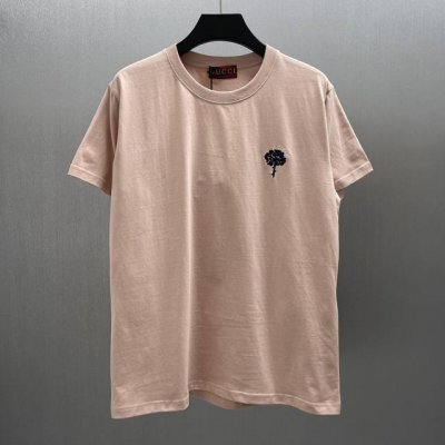 Gg玫瑰粉色剌绣针织棉T恤 Size : S-Xl 2025旱春系列成衣单品匠心融蕴雅致花卉图案与盛放雏菊图案，尽显浪漫气息和精致格调。这款常规版型T 恤以针织