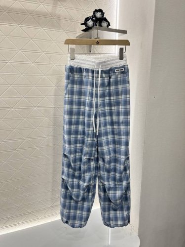 miumi*2025新品上架 格纹拼接抽绳长裤 定制Yb进口人棉材质 质感柔软亲肤 垂感更强 品相高级 高腰直筒阔腿长裤 腰间白色折边拼接大体浅蓝白格纹 增加层