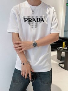 prad*普拉-达新款T恤.25S男女同款 胸前高清3D字母立体印花设计.形成经典品牌倒三角造型.搭配3D重工字母绣花prada.质感搭配都是不同凡响 质感极好