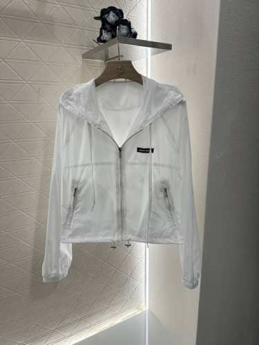 miumi*2025新品上架 连帽防晒外套短裤套装 定制Yb环保再生尼龙材质 舒适好穿 挺括有型 连帽防晒外套短裤套装 胸前采用字母方标 更显高级 配合下摆抽绳