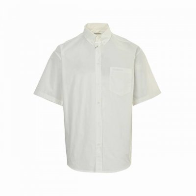 balenciaga 巴黎世家 25Ss 后背红胶带短袖衬衫 巴黎世家2025春夏系列又双叒叕放大招了 这件红色签字胶带短袖衬衫 简直就是 叛逆与优雅 的教科书