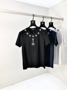 纪梵希。2025春夏新品时尚圆领短袖高级定制百搭款式！更有实用感 任何人都可以轻松驾驭 采用丝光面料制作，奢华经典品牌Logo设计，1F非常显档次懂货的必须入！