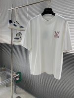 驴牌 蛇年限定短袖T恤 采用280克新疆棉冰感索罗娜面料 具有凉感冰皮、亲肤透气、速干抗菌、吸湿排汗等多重特性。这种面料采用了新疆棉作为主要成分，保证了面料的舒