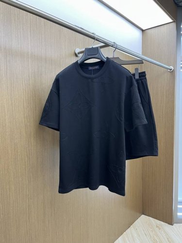 超级爆款 套 Lv高端定制 2025春夏新款首发专柜最新款短袖短裤休闲套装 高端订制 设计前卫时尚！品牌Logo重工艺设计 高端定制纯棉面料.手感柔软.穿着舒适
