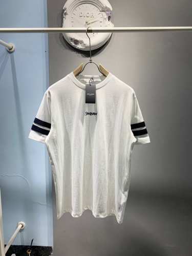 新款 Yves Saint Laurent 圣罗兰 2025夏季新款 Ysl刺绣Logo袖口织带百搭款圆领短袖T恤男女同款！ 本款T恤采用全棉平纹面料打造，前胸
