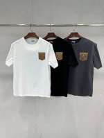 新品 香港贸易公司货，纯正洋行渠道，2025春夏新款Bur*Erry 植绒格纹刺绣标识假口袋设计男士纯棉圆领短袖T恤。这款T恤采用了客供定制平纹针织棉布，质地柔