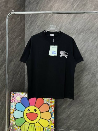款号 G110 巴宝莉立体战马印花圆领短袖 burberry官网Zp同步新款T恤 面料采用32支双纱2 克高克重纯棉面料 同缸定织定染原版同色螺纹 进口机器厚板