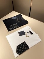louisvuitt*路易*登 2025春夏全新系列单品上线，非常时髦前卫的一款男女同款短袖T恤，标识Logo贴布口袋修饰！区别于以往的不同，宣示品牌传承多年的