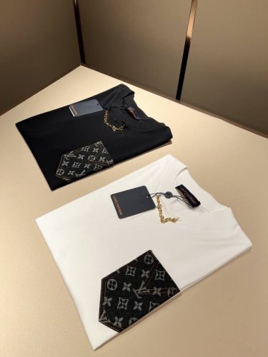 louisvuitt*路易*登 2025春夏全新系列单品上线，非常时髦前卫的一款男女同款短袖T恤，标识Logo贴布口袋修饰！区别于以往的不同，宣示品牌传承多年的