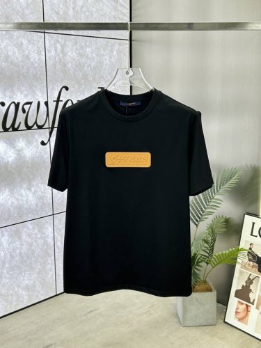 Louis Vuitton 路易.威登 25Ss春夏新品男士浮雕皮标圆领短袖T恤，正面缀饰品牌字母浮雕皮标标识，后背浮雕皮标，打造男士基本款单品，为男士衣橱注入