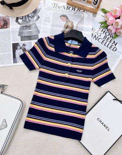 P310Prada25Ss春夏新款 彩色条纹针织Polo领短袖上衣丨独家高版出品！定制纯棉纱线细腻舒适，定位刺绣Logo设计 时髦优雅，彩色条纹打破单调，碰撞出