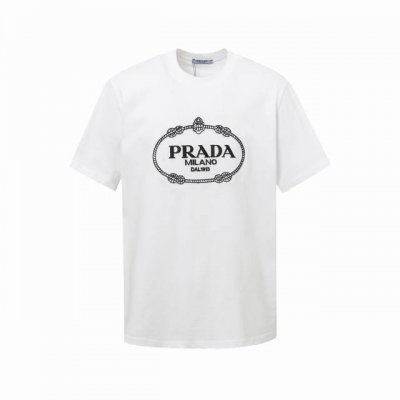 Prada 普拉达经典款洗水磨破牙刷绣花工艺圆领短袖T恤 新面料 新版型 独家定织定染高克重紧密精梳棉面料 质感柔软舒适 Os落肩宽松版型 春夏最新砖柜同步 男