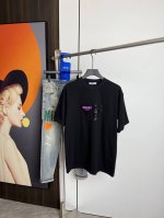 普拉达2025夏季新品短袖T恤 一比一原版印花.三标齐 简约百搭款 纯棉面料.穿着透气舒适 黑白两色 微阔版型.男女同款 码数 S-Xxl