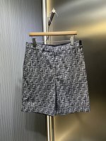 芬迪 Fendi 顶级复刻 25Ss新款短裤，腰部带腰袢。侧面口袋，背面有纽扣开合嵌线袋。隐形拉链开合。蓝色Ff牛仔面料材质。饰有米色全幅亚麻缝线。 码数：S.