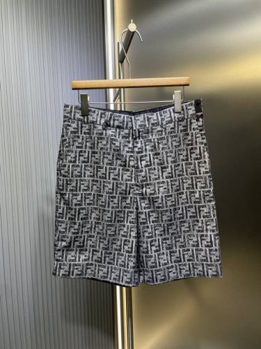 芬迪 Fendi 顶级复刻 25Ss新款短裤，腰部带腰袢。侧面口袋，背面有纽扣开合嵌线袋。隐形拉链开合。蓝色Ff牛仔面料材质。饰有米色全幅亚麻缝线。 码数：S.