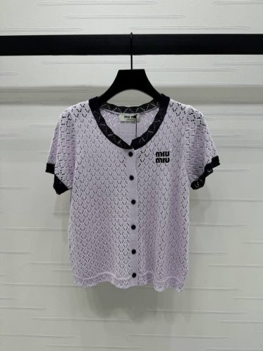 上新原单高端品质 Miumi*2025春夏最新系列！菱格镂空针织短袖开衫！定制丝毛纱线织造 针织短袖开衫剪裁 通体利用镂空钩针肌理交织 勾勒出菱格花纹图案 凸显