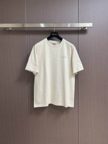 burberry 2025Ss夏季新款冲浪板印花米色短袖T恤 这款短袖以简约而不失格调的设计 诠释品牌经典魅力 纯净米白色调 散发着优雅柔和气质 适配多种风格穿
