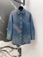 c家 25Ss 春夏新品重工款羽毛烫钻牛仔外套 经典版型真是太好穿了 定位烫钻彩色羽毛图案设计真的太好看了 复古做旧洗水蓝颜色非常好看 每年必出的经典直筒裤上身