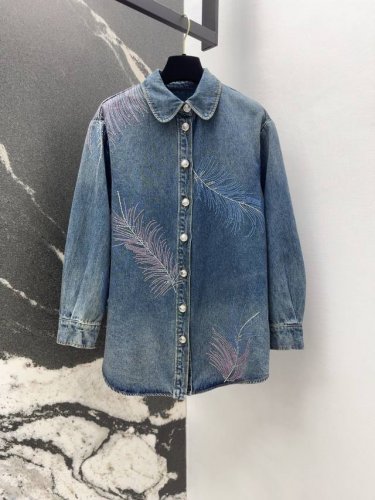 c家 25Ss 春夏新品重工款羽毛烫钻牛仔外套 经典版型真是太好穿了 定位烫钻彩色羽毛图案设计真的太好看了 复古做旧洗水蓝颜色非常好看 每年必出的经典直筒裤上身