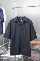 160 路易 Lv 2025Ss新款短袖衬衫 胸袋刺绣标识衬衫 轻奢主义 男女日常通勤穿搭必备单品 正确版本 欢迎对比 详细特征 · 采用定制100%棉质府绸面