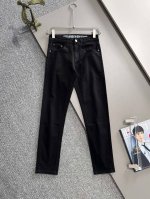 克罗心2025夏季新品烫砖口袋修身牛仔裤长裤，采用进口客供日本Denim平纹棉质牛仔面料梭织生产，三标齐全，简约不失大气，柔软细腻舒适，上身百搭时尚 颜色：黑色