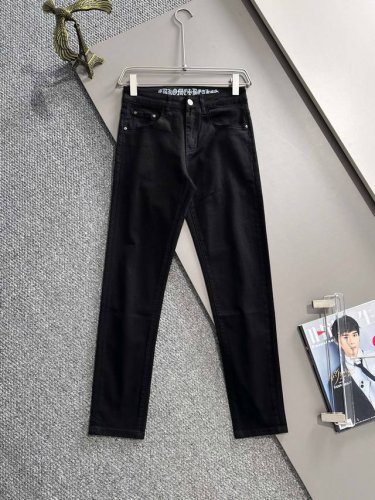 克罗心2025夏季新品烫砖口袋修身牛仔裤长裤，采用进口客供日本Denim平纹棉质牛仔面料梭织生产，三标齐全，简约不失大气，柔软细腻舒适，上身百搭时尚 颜色：黑色