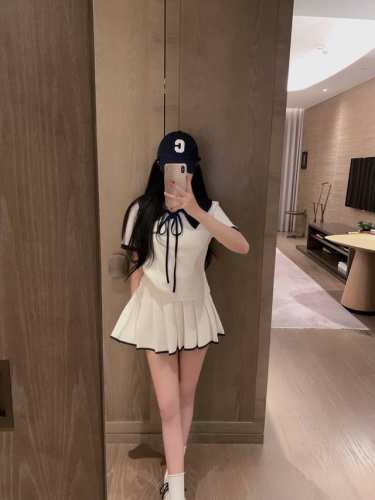 上新 Miumiu 缪缪 25Ss字母刺绣拼接撞色学院风短袖百褶裙套装 颜色：蓝色 白色 码数：Sml见尾图