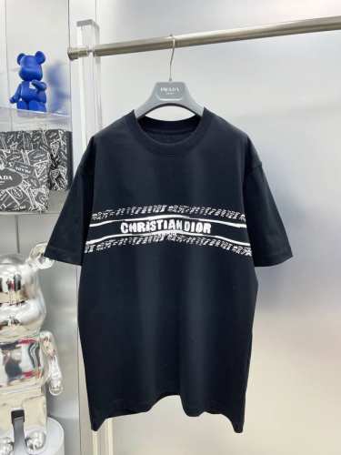 di*迪 Cd 2025夏季新款手绘涂鸦字母主题Logo最新品短袖 Dd 专柜同步有售，原单狠货，时尚进口原版科技面料，上身舒适透气，原版定制五金辅料，上身帅气