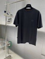 Fend 2025春夏短袖系列 尺码: M-5Xl 版型：微阔版型 克重：160克重 成份：80支长绒面料 面料纹路平整清晰 触感清薄干爽 工艺：图案做章仔刺绣