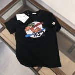 Moncler 蒙口 25春夏最新款 短袖圆领T恤。定制纯棉面料，极为亲肤舒适 摸上去手感非常的柔软，质感很好，做工细致。完美体现立体感 符合品牌一贯的设计风格