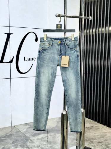 巴宝莉。官网专柜同步发售，2025Ss春夏新品男士休闲牛仔裤，原单品质，专柜定制原版牛仔面料，Logo图案设计，B裤身原版五金辅料装饰，立体清晰，效果逼真，C超