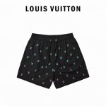 louis Vuitton 路易威登 渐变满印沙滩短裤 选用科技面料塑造侧开衩设计，再以刺绣工艺赋予全幅 Lv Blason 标识雅致渐变效果。Lv 铭纹端头为