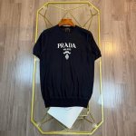 对标专柜★过验版本★Prada Miland普拉达Ss25早秋字母提花针织衫 定织羊毛色织尊享毛料 细腻柔软 挺括有型 醒目标识“Prada Milano”字样
