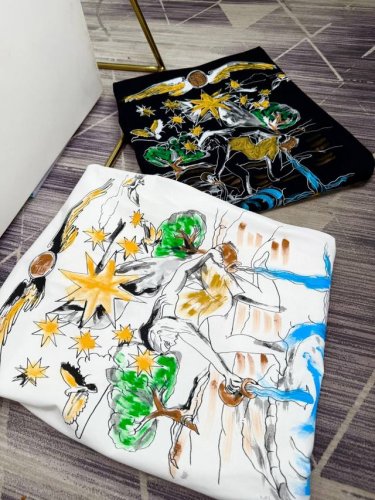 爆款推荐 Givenchy纪梵希2025新款手绘印花短袖T恤 原版面料高版本高品质 网红明星同款 定制32支精梳棉 定制图案印花+手绘工艺 手感非常舒适 超级百