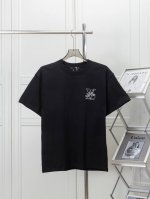 Louis Vuitton 路易威登 2025新款短袖T恤，前印花简单Logo，后印花以游乐园为主题。 定制240克同缸染面料 手感非常舒服 春夏最新砖柜同步