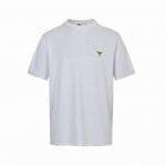 Prada 普拉达 贴布三角标短袖 采用26S双纱面料，280G；搭配32支双纱，300G。26S双纱面料由双层纱线织成，具有良好的透气性，能够帮助保持身体干