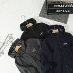 220 arc‘Teryx/始祖鸟新款软壳户外可拆卸帽外套！ 产品特性： 放风雨，防静电，抗撕耐磨！ 做到了即轻量，又具备很好的三防效果， 轻松应对各种户外复杂