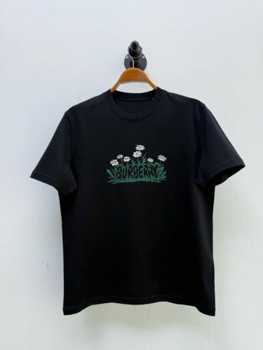 bur 雏菊徽标印花棉质短袖T恤 代工厂p出品 春夏新品 平织棉 质地细腻柔软舒适 正面饰有雏菊图案交织环绕的品牌徽标印花 灵英国草地和花园景致 罗纹针织领口