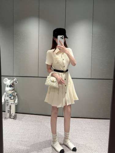 Chanel香奈儿小香口袋双C字母刺绣定制金扣翻领短袖连衣裙配腰带 款号：25670703767 颜色：黑色 杏色 尺码：Sml S码80-95斤 M码95-1
