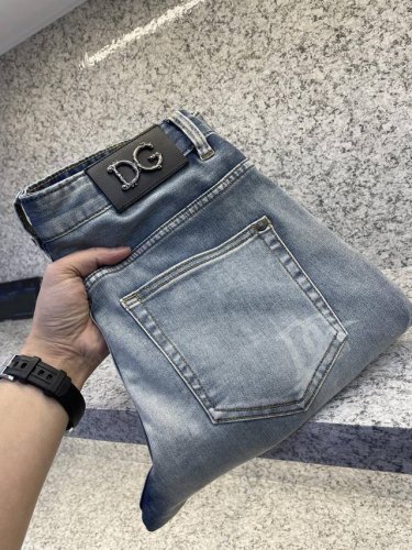 dg弹力薄款牛牛仔裤！以工艺和面料为主导的一款牛仔裤，面料之属性及规格颠覆常规，关键在于本身的质感以及舒适度，且透气性十足，面料自带轻度弹力，上身毫无紧绷感，前