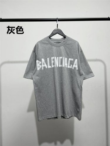 高版本，质量很好！巴黎世家 Balenciaga男女同款胸前背后经典胶条印花，短袖T恤！此款尺码偏大，最小Xs穿到 斤左右！最大穿到200多斤！巴黎胶带字母印花