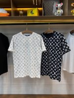 lv25Ss春夏新款平纹针织棉布圆领短Tee，男女同款满幅老花图案装饰休闲套头短袖T恤衫！贸易公司渠道稀出，同步官网发售！穿上这款老花T恤，你不仅能够感受到那份