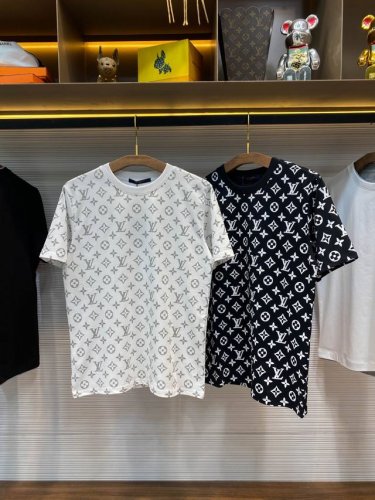 lv25Ss春夏新款平纹针织棉布圆领短Tee，男女同款满幅老花图案装饰休闲套头短袖T恤衫！贸易公司渠道稀出，同步官网发售！穿上这款老花T恤，你不仅能够感受到那份