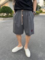p290。 Amiri ：刺绣Logo散边宽松短裤……品牌公司订单100%纯棉面料，编织撞色毛圈内里 亲肤柔软舒适，成纱非常紧密，物料肌理感极其丰富 有着优质的